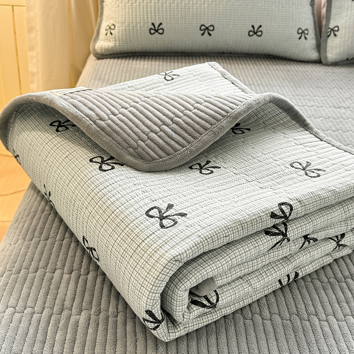 91家纺网 家纺一手货源 找家纺 恒尚居 2026新款A类双层纱牛奶绒夹棉床垫 蝴蝶结-灰
