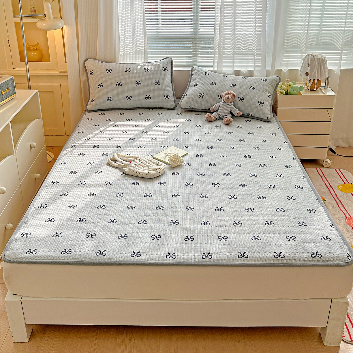 91家纺网 家纺一手货源 找家纺 恒尚居 2026新款A类双层纱牛奶绒夹棉床垫 蝴蝶结-灰