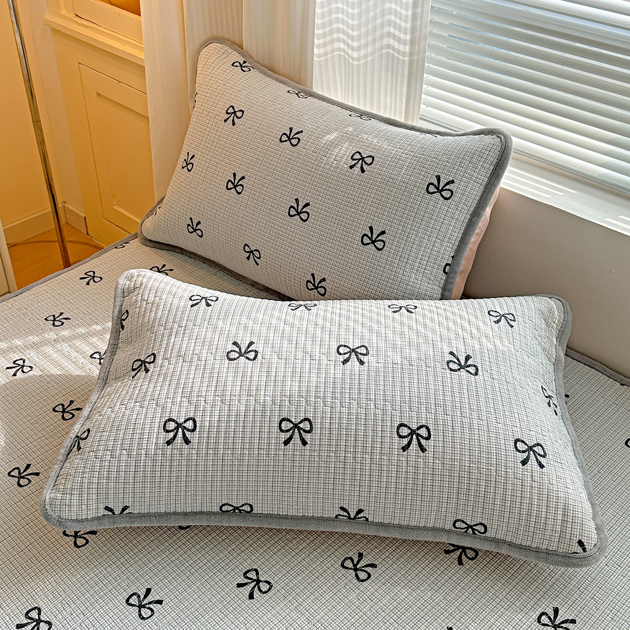 91家纺网 家纺一手货源 找家纺 恒尚居 2026新款A类双层纱牛奶绒夹棉床垫 蝴蝶结-灰