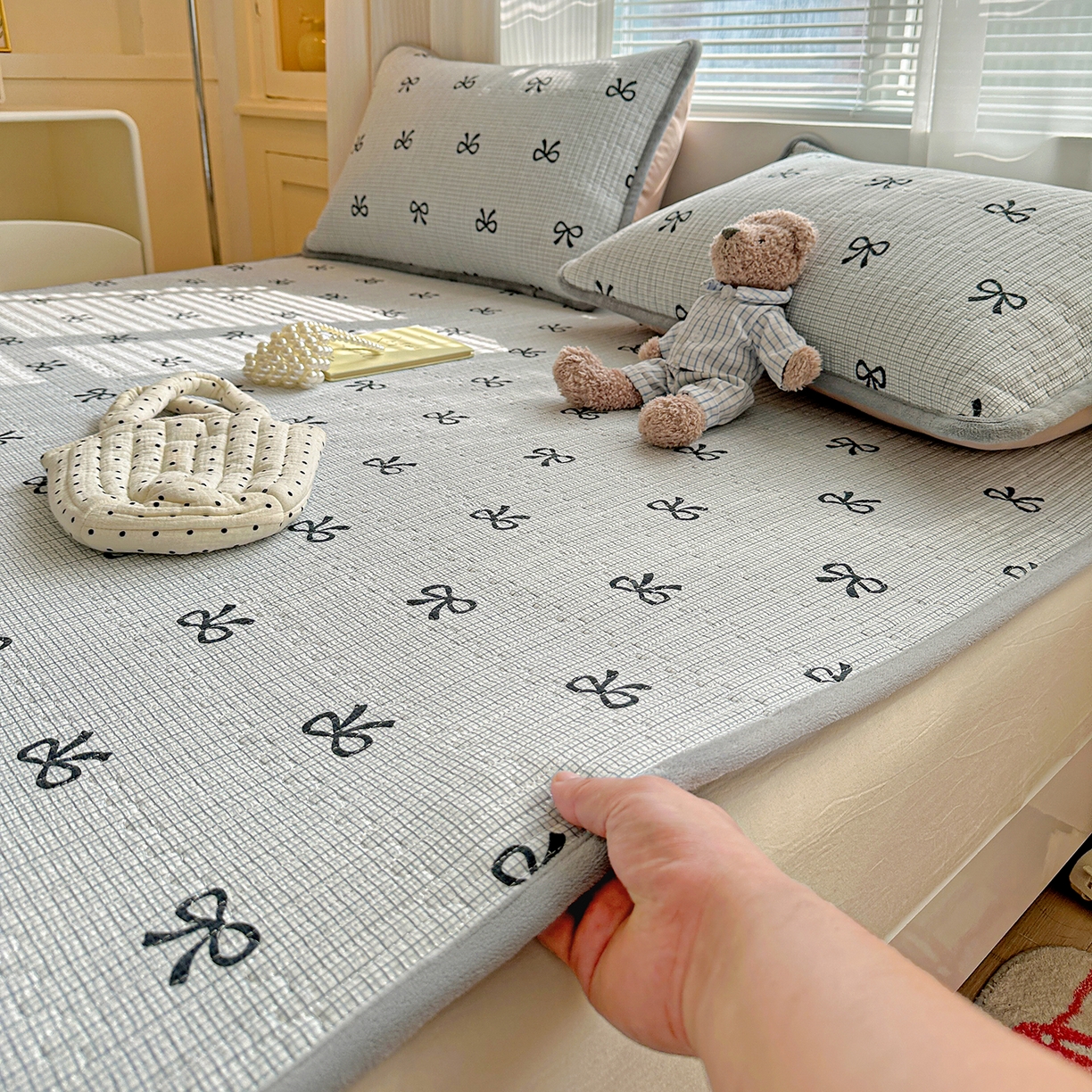 91家纺网 家纺一手货源 找家纺 恒尚居 2026新款A类双层纱牛奶绒夹棉床垫 蝴蝶结-灰