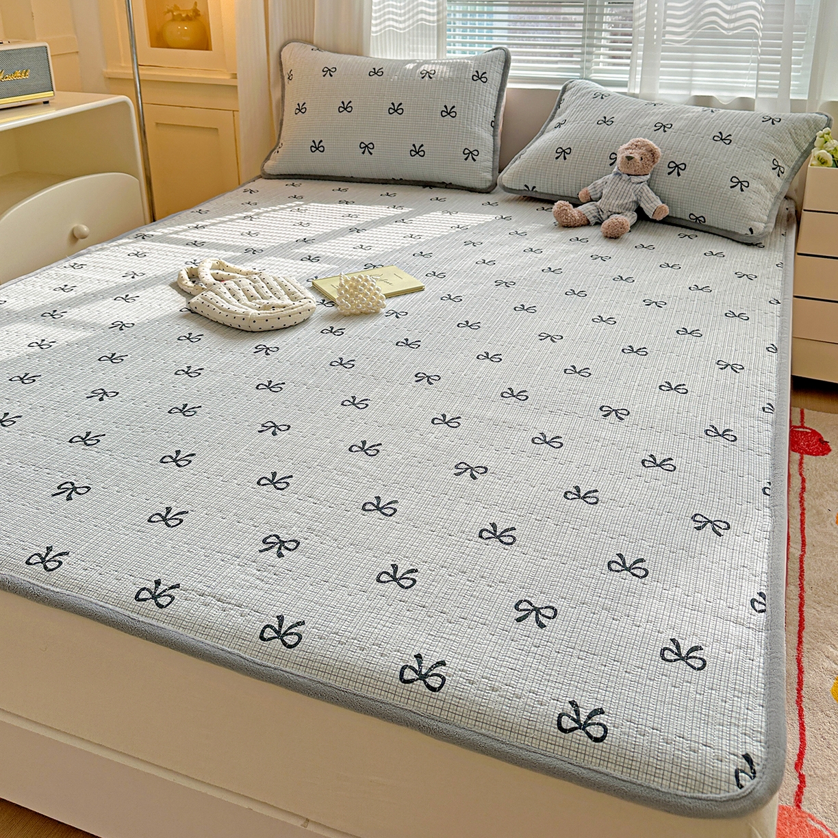 91家纺网 家纺一手货源 找家纺 恒尚居 2026新款A类双层纱牛奶绒夹棉床垫 蝴蝶结-灰