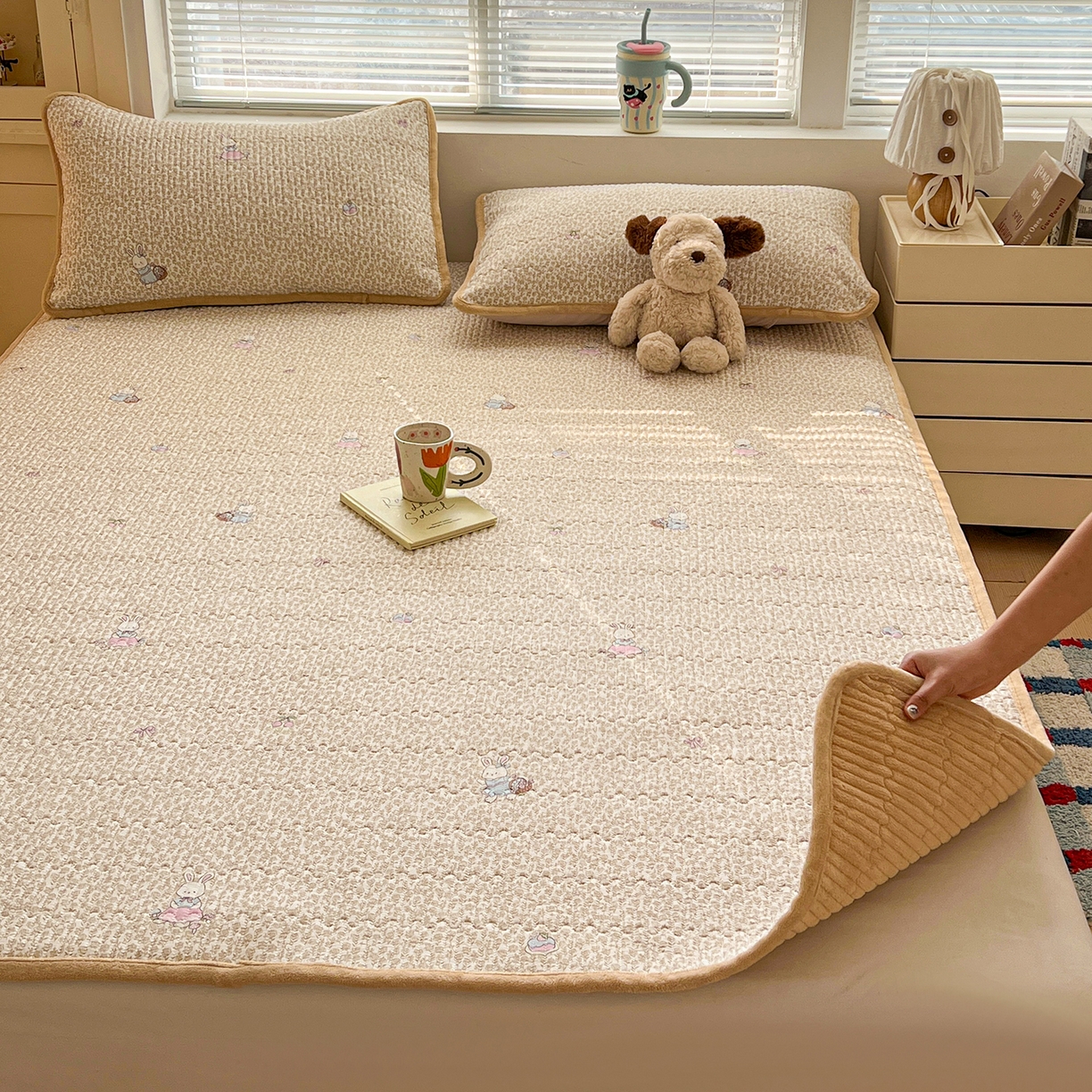 91家纺网 家纺一手货源 找家纺 恒尚居 2026新款A类双层纱牛奶绒夹棉床垫 花篮兔