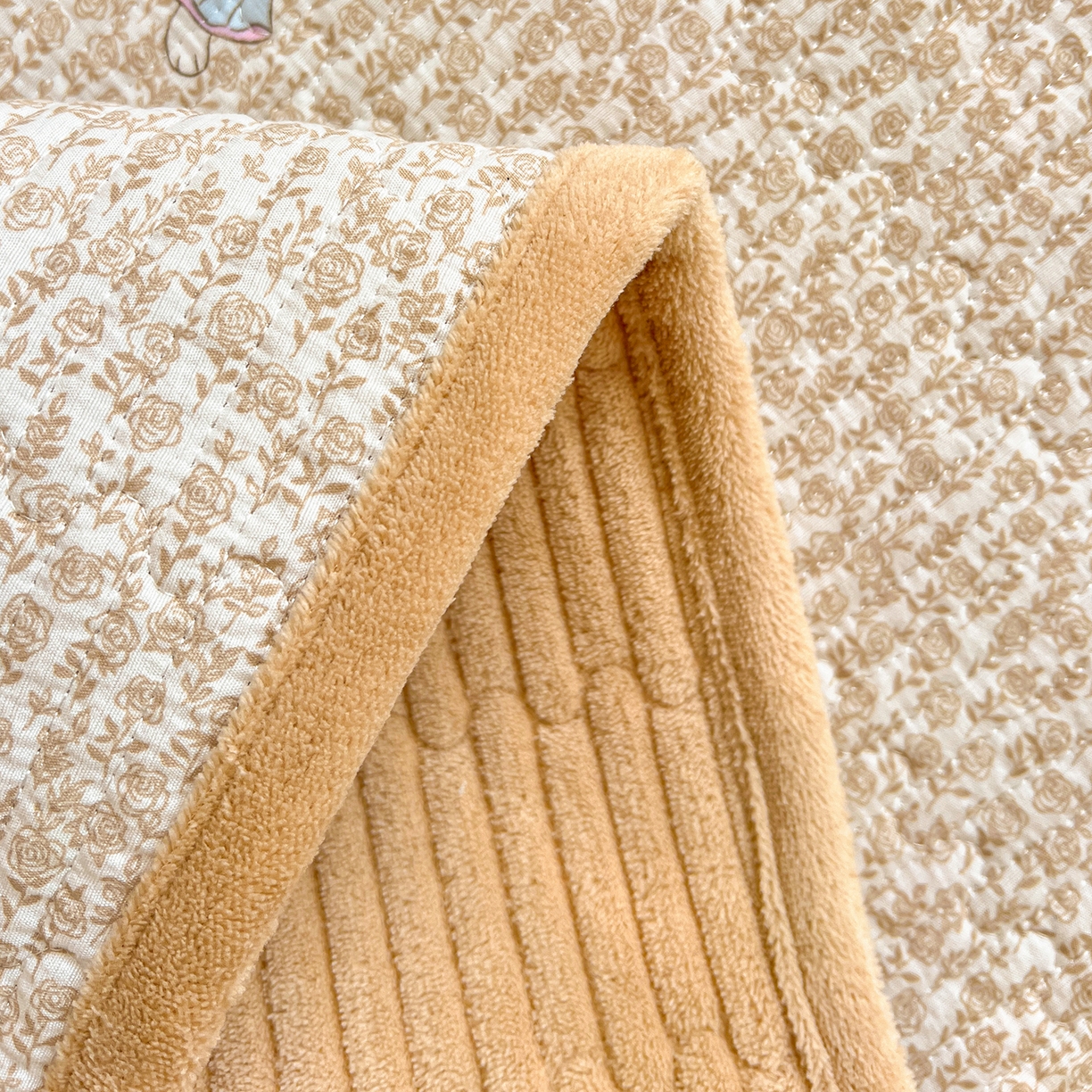 91家纺网 家纺一手货源 找家纺 恒尚居 2026新款A类双层纱牛奶绒夹棉床垫 花篮兔