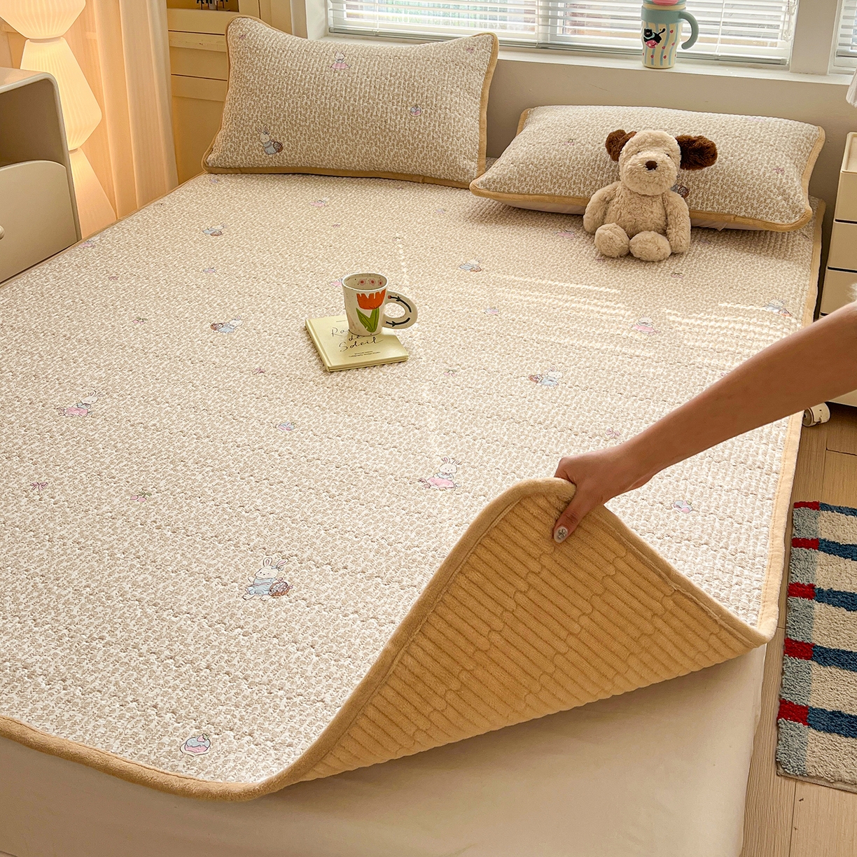 91家纺网 家纺一手货源 找家纺 恒尚居 2026新款A类双层纱牛奶绒夹棉床垫 花篮兔