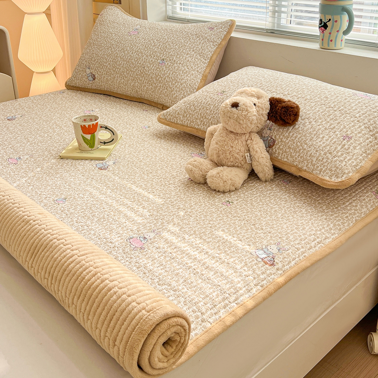 91家纺网 家纺一手货源 找家纺 恒尚居 2026新款A类双层纱牛奶绒夹棉床垫 花篮兔