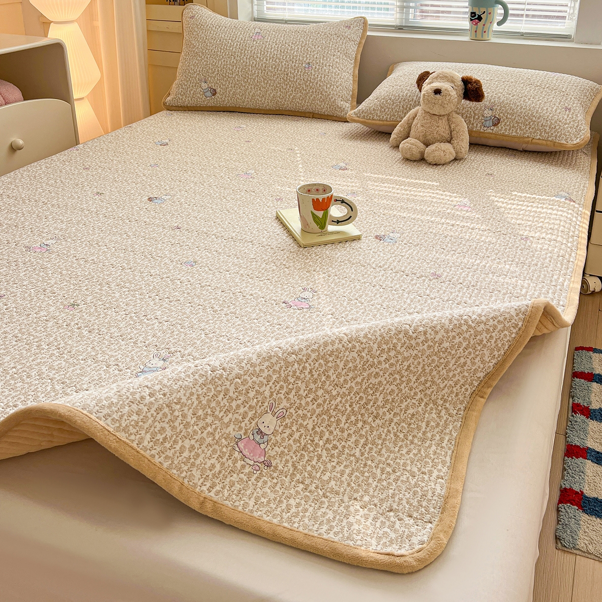 91家纺网 家纺一手货源 找家纺 恒尚居 2026新款A类双层纱牛奶绒夹棉床垫 花篮兔