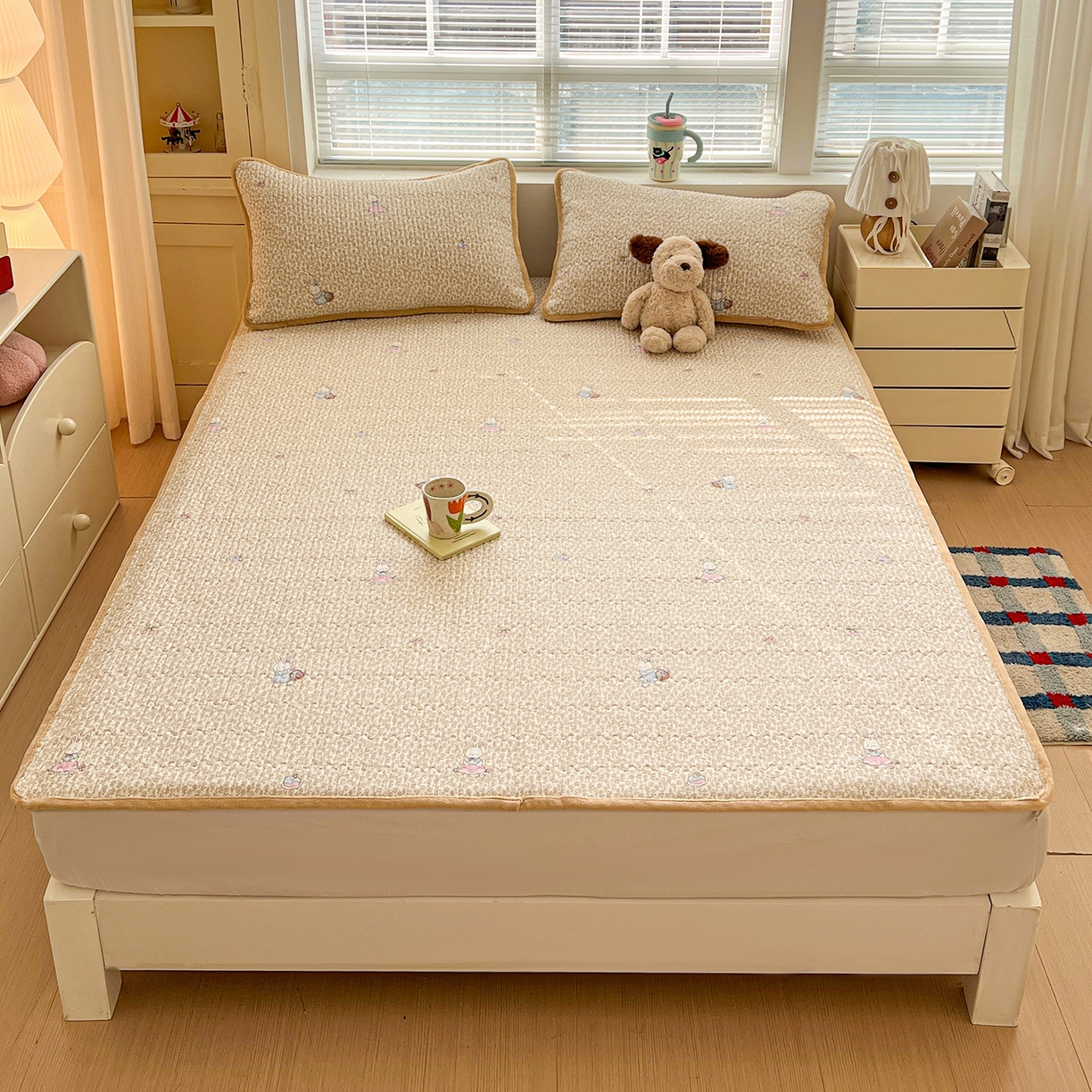 91家纺网 家纺一手货源 找家纺 恒尚居 2026新款A类双层纱牛奶绒夹棉床垫 花篮兔