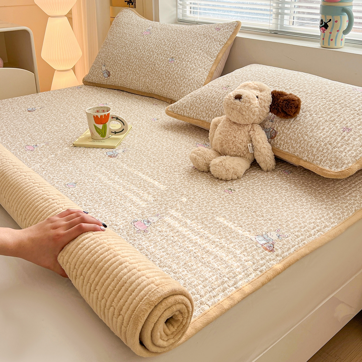 91家纺网 家纺一手货源 找家纺 恒尚居 2026新款A类双层纱牛奶绒夹棉床垫 花篮兔