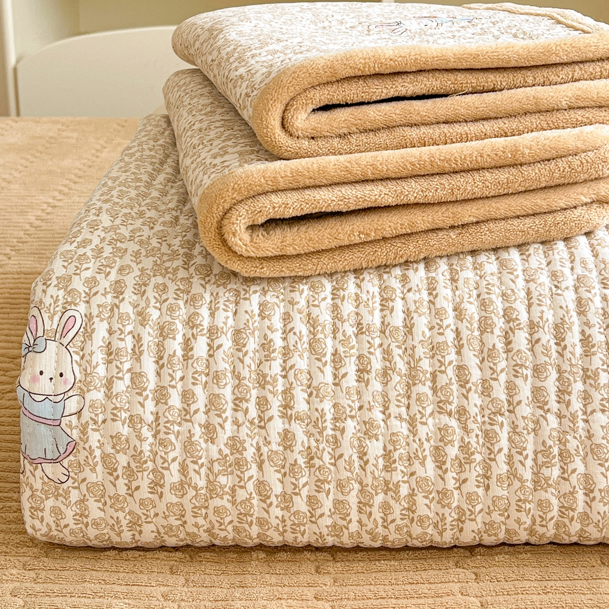 91家纺网 家纺一手货源 找家纺 恒尚居 2026新款A类双层纱牛奶绒夹棉床垫 花篮兔