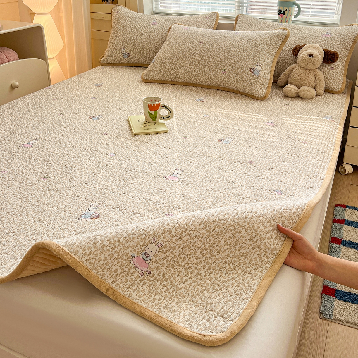 91家纺网 家纺一手货源 找家纺 恒尚居 2026新款A类双层纱牛奶绒夹棉床垫 花篮兔