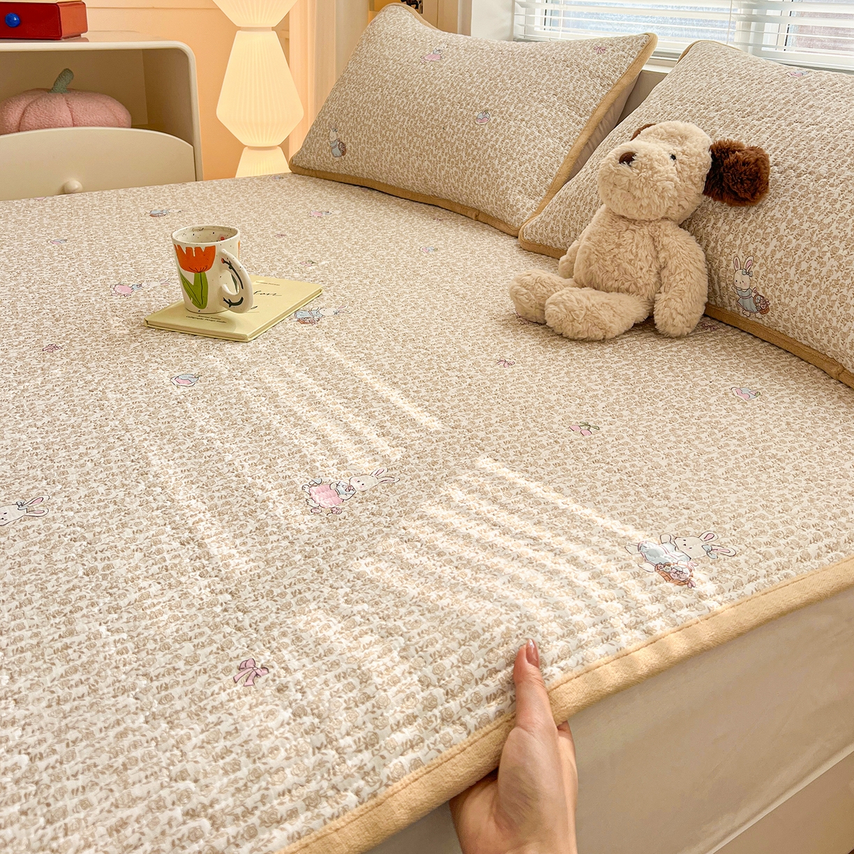 91家纺网 家纺一手货源 找家纺 恒尚居 2026新款A类双层纱牛奶绒夹棉床垫 花篮兔