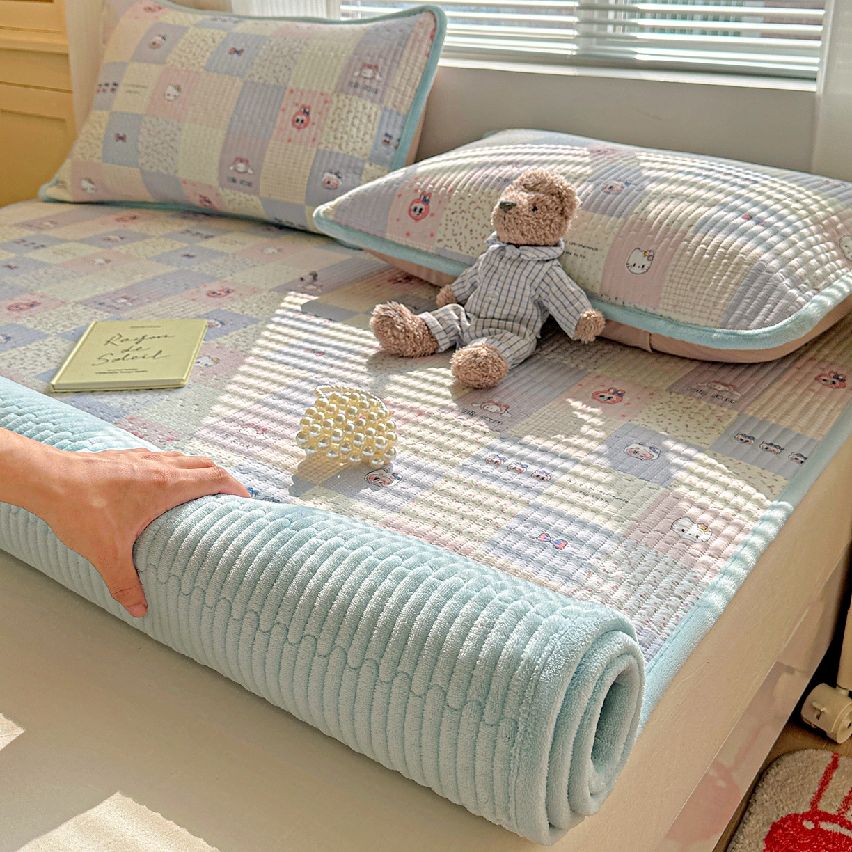 91家纺网 家纺一手货源 找家纺 恒尚居 2026新款A类双层纱牛奶绒夹棉床垫 慢时光