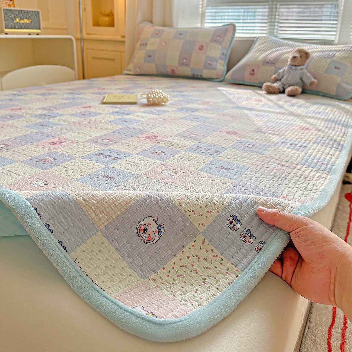 91家纺网 家纺一手货源 找家纺 恒尚居 2026新款A类双层纱牛奶绒夹棉床垫 慢时光