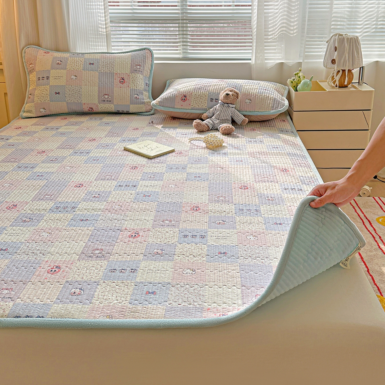 91家纺网 家纺一手货源 找家纺 恒尚居 2026新款A类双层纱牛奶绒夹棉床垫 慢时光