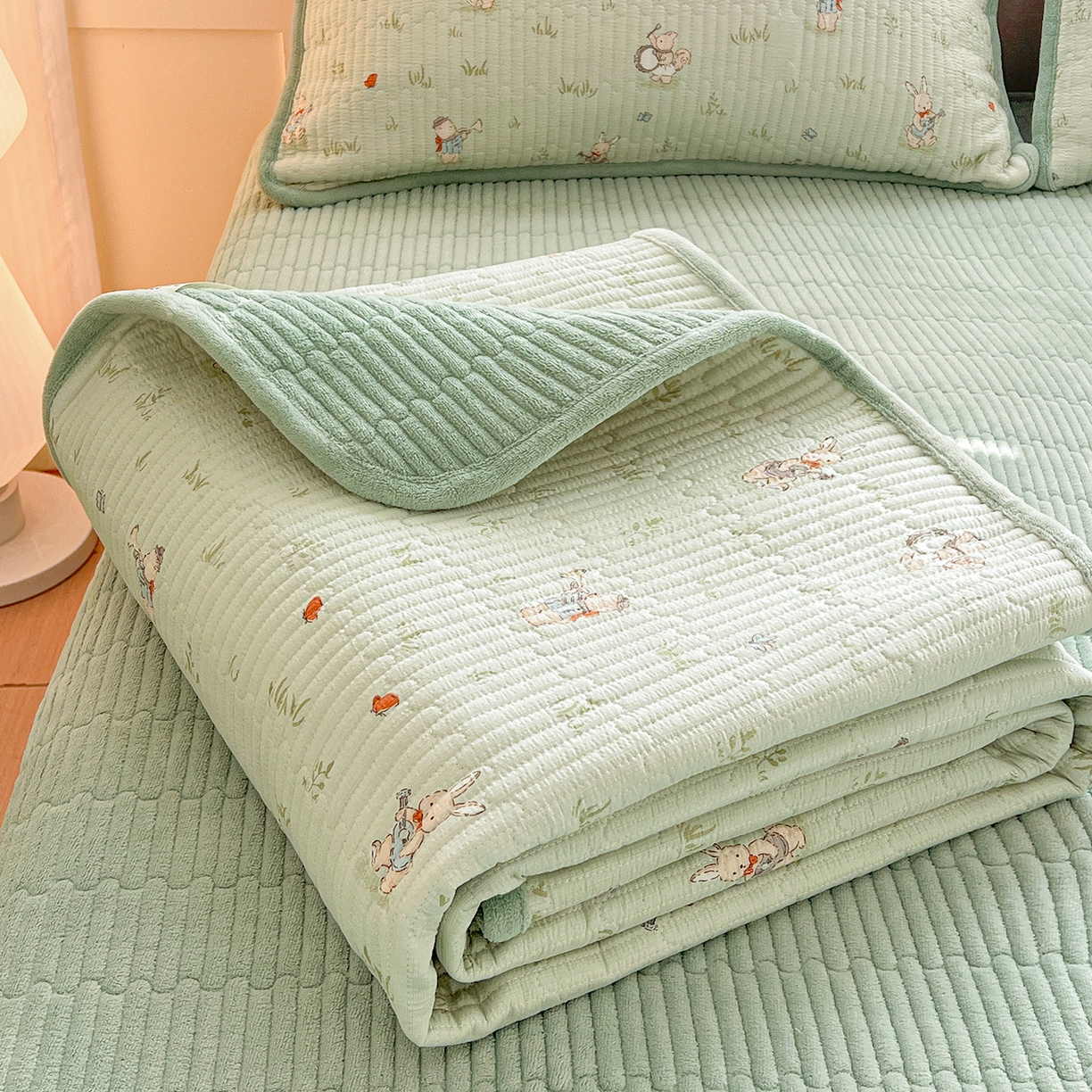 91家纺网 家纺一手货源 找家纺 恒尚居 2026新款A类双层纱牛奶绒夹棉床垫 兔子乐队