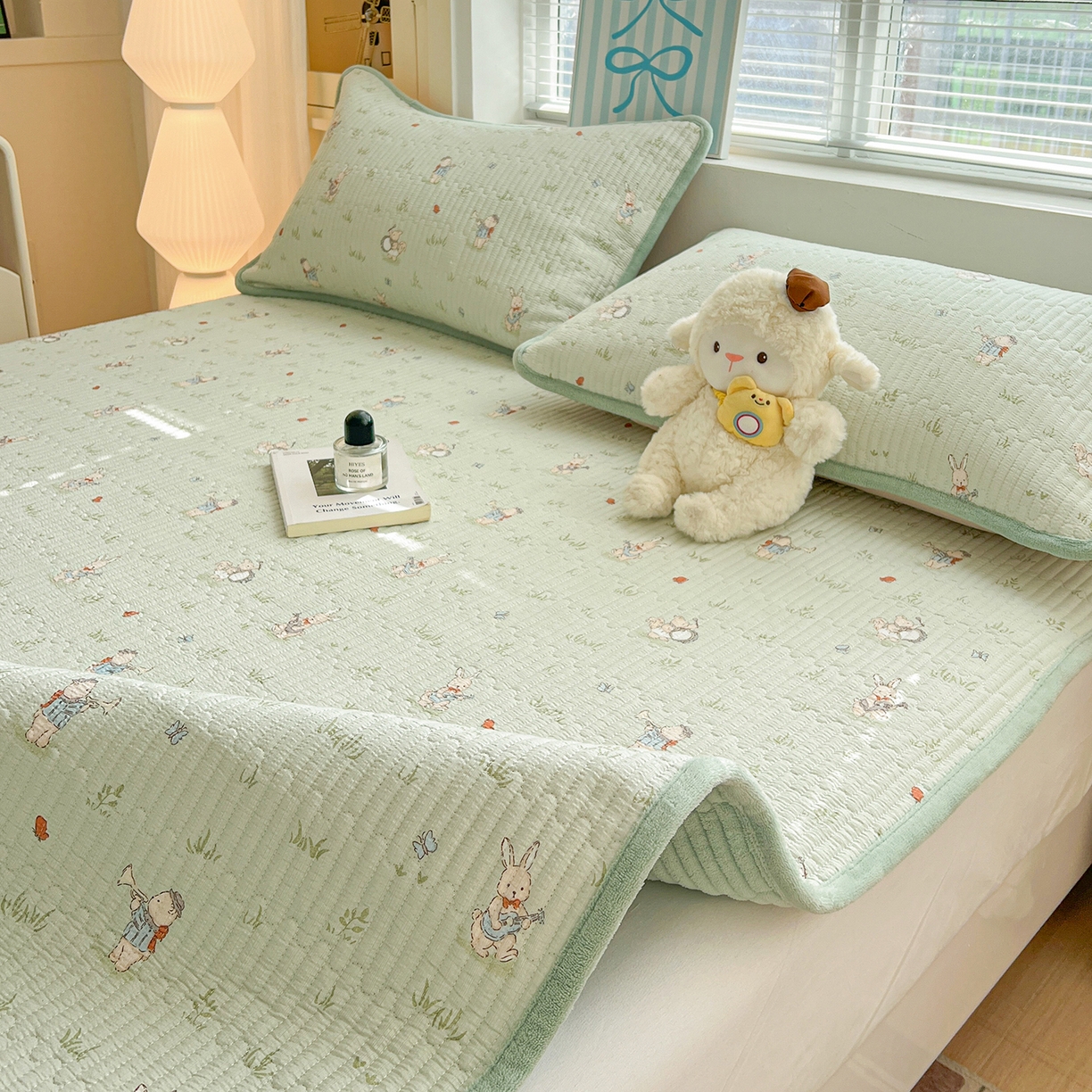 91家纺网 家纺一手货源 找家纺 恒尚居 2026新款A类双层纱牛奶绒夹棉床垫 兔子乐队