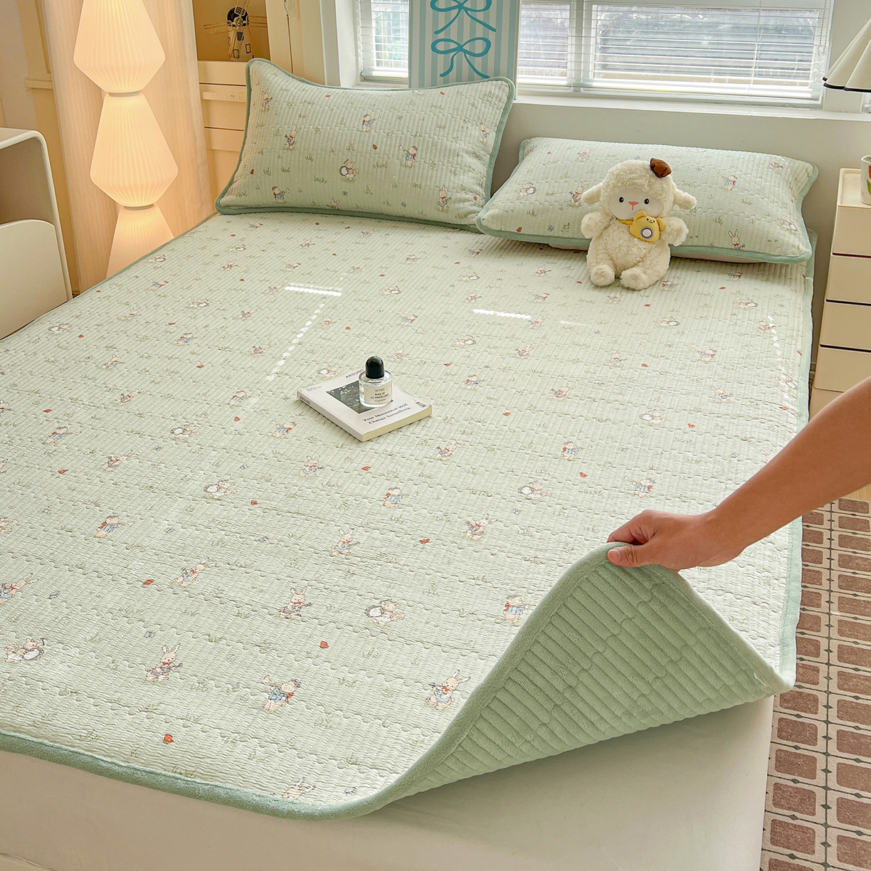 91家纺网 家纺一手货源 找家纺 恒尚居 2026新款A类双层纱牛奶绒夹棉床垫 兔子乐队