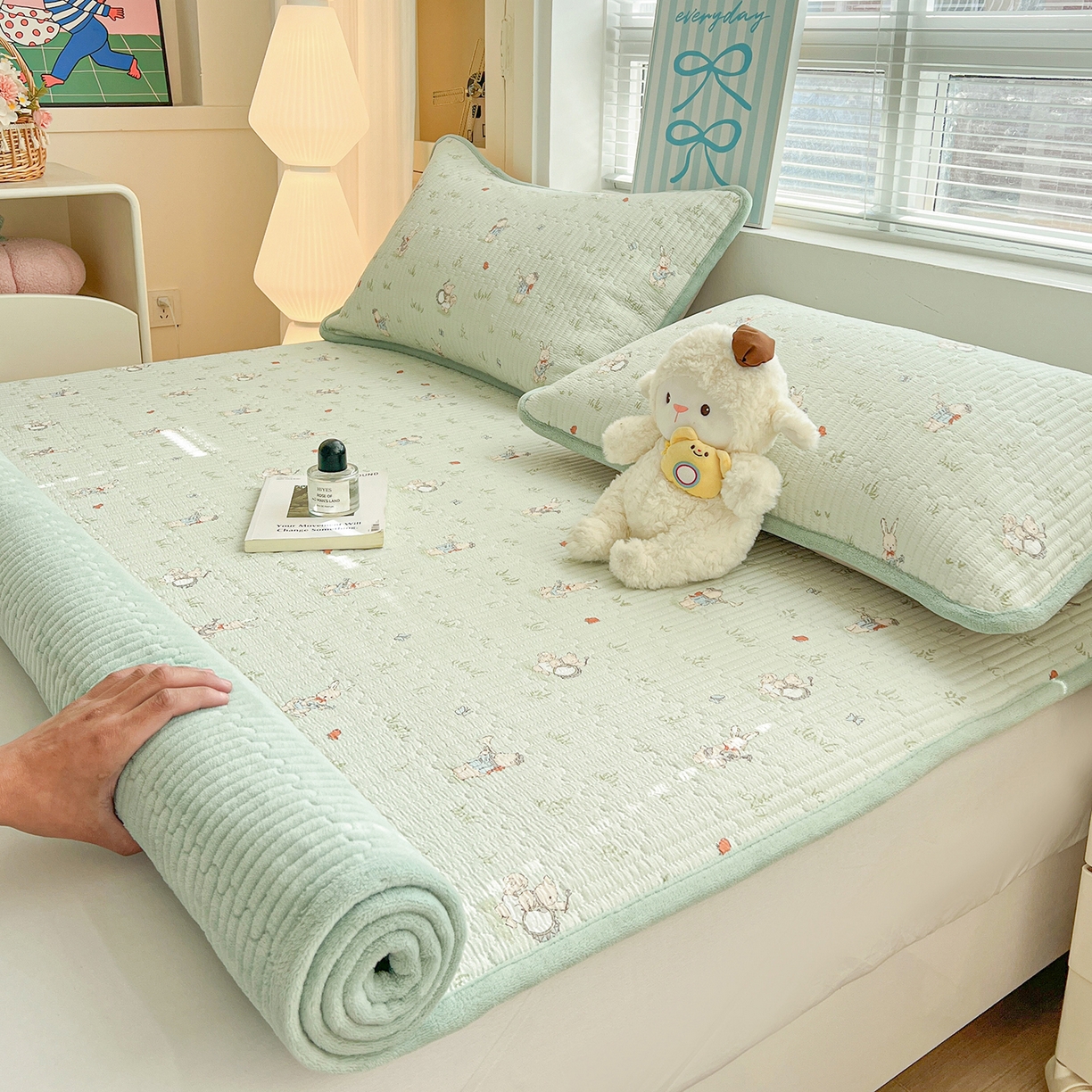 91家纺网 家纺一手货源 找家纺 恒尚居 2026新款A类双层纱牛奶绒夹棉床垫 兔子乐队