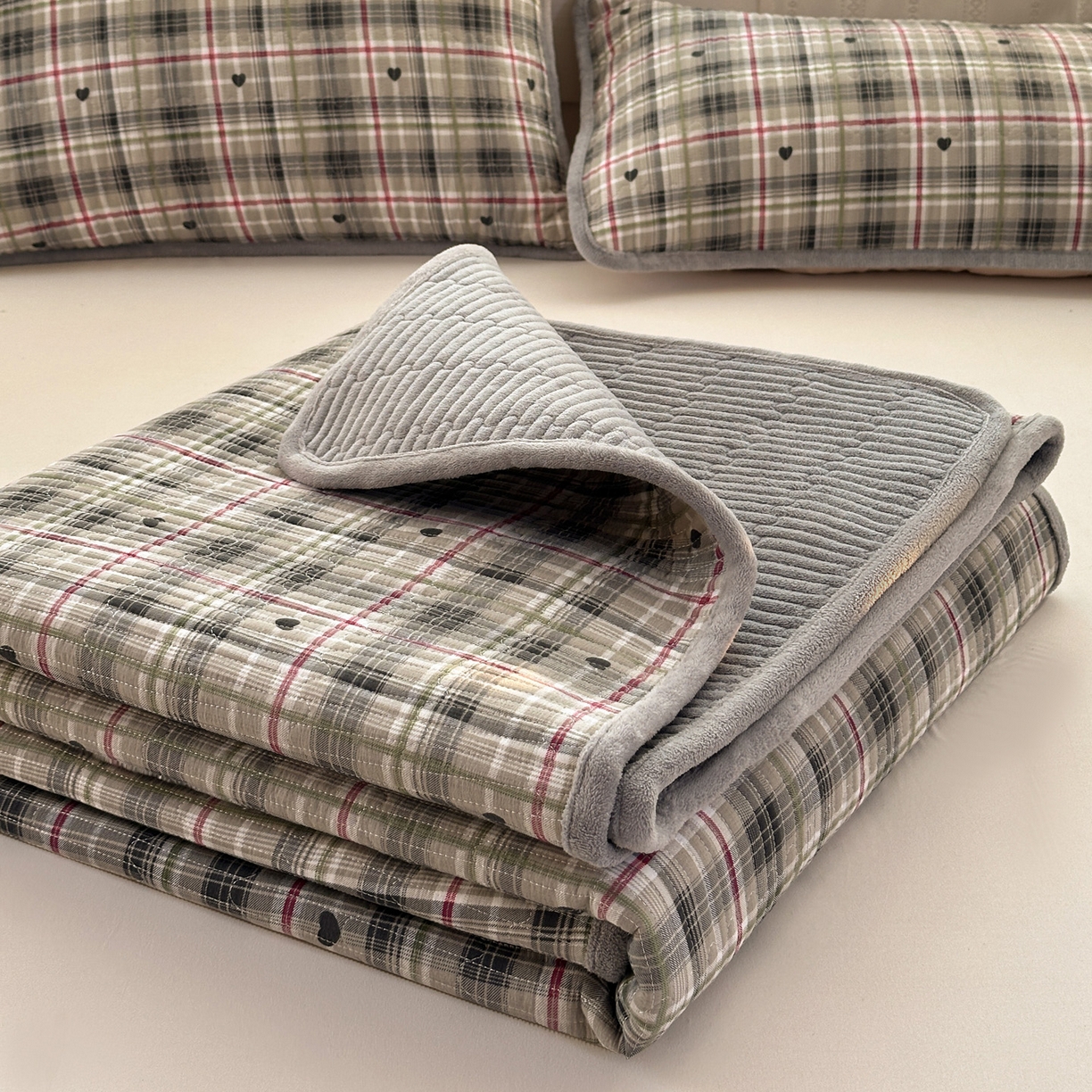 91家纺网 家纺一手货源 找家纺 恒尚居 2026新款A类双层纱牛奶绒夹棉床垫 英伦格