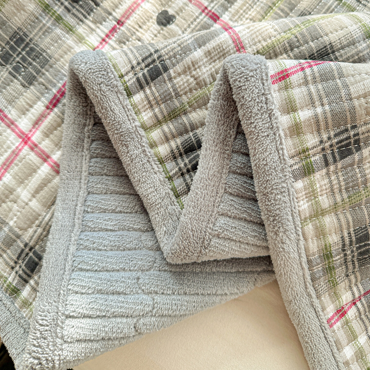 91家纺网 家纺一手货源 找家纺 恒尚居 2026新款A类双层纱牛奶绒夹棉床垫 英伦格