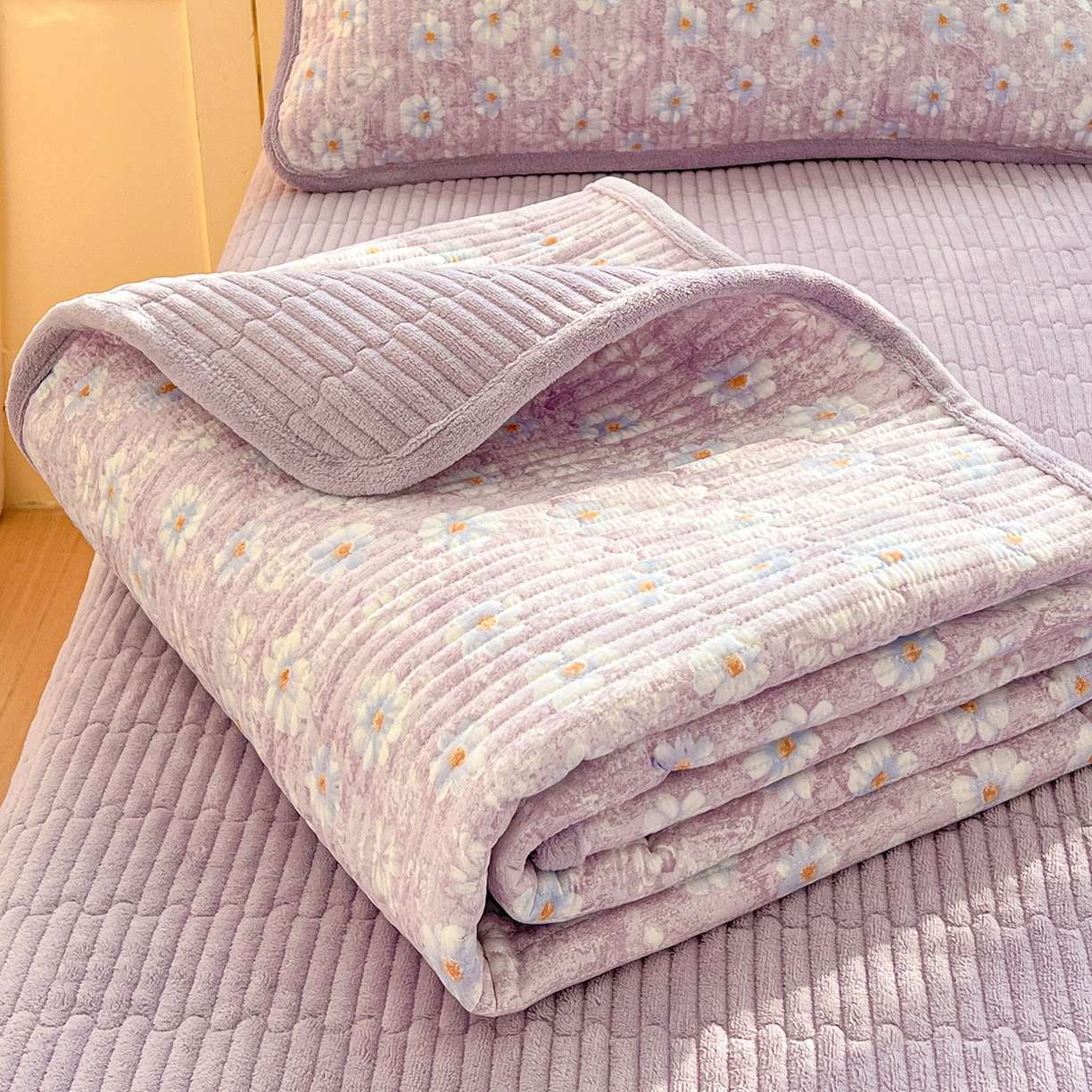 91家纺网 家纺一手货源 找家纺 恒尚居 2026新款A类双层纱牛奶绒夹棉床垫 紫罗花