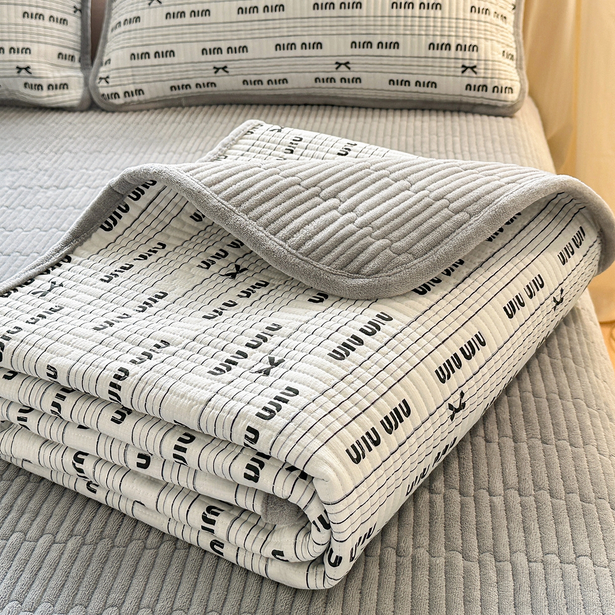 91家纺网 家纺一手货源 找家纺 恒尚居 2026新款双层纱牛奶绒床垫床褥子云感夹棉床单软床垫-秋冬款-链接二 miu miu