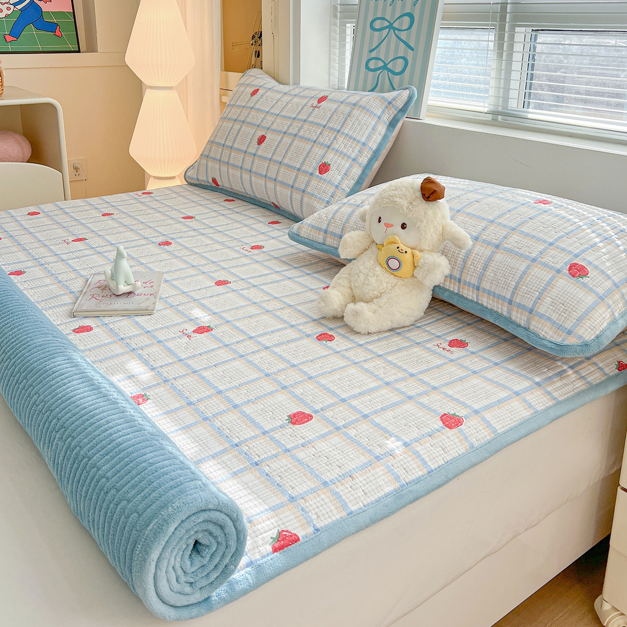 91家纺网 家纺一手货源 找家纺 恒尚居 2026新款双层纱牛奶绒床垫床褥子云感夹棉床单软床垫-秋冬款-链接二 草莓格