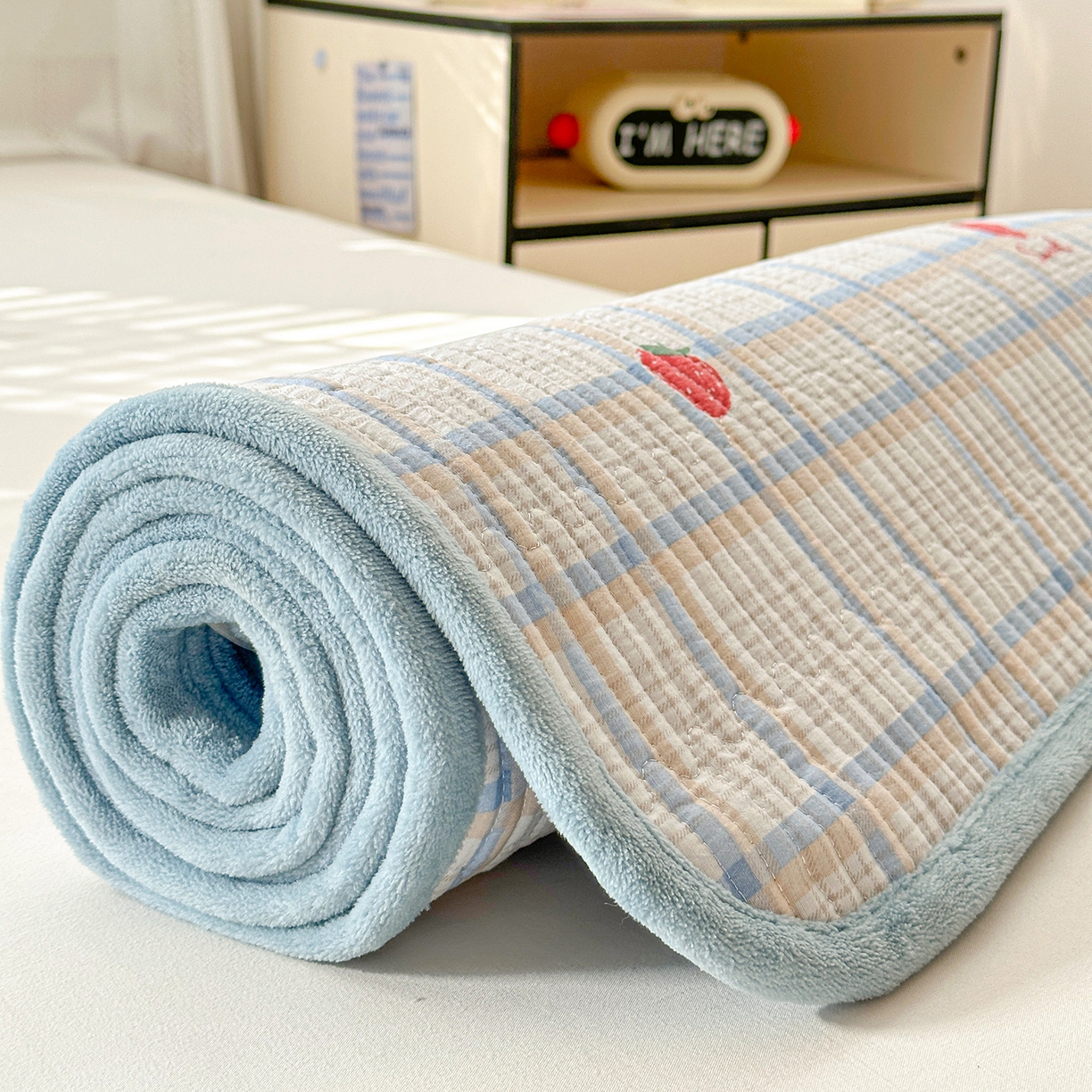 91家纺网 家纺一手货源 找家纺 恒尚居 2026新款双层纱牛奶绒床垫床褥子云感夹棉床单软床垫-秋冬款-链接二 草莓格