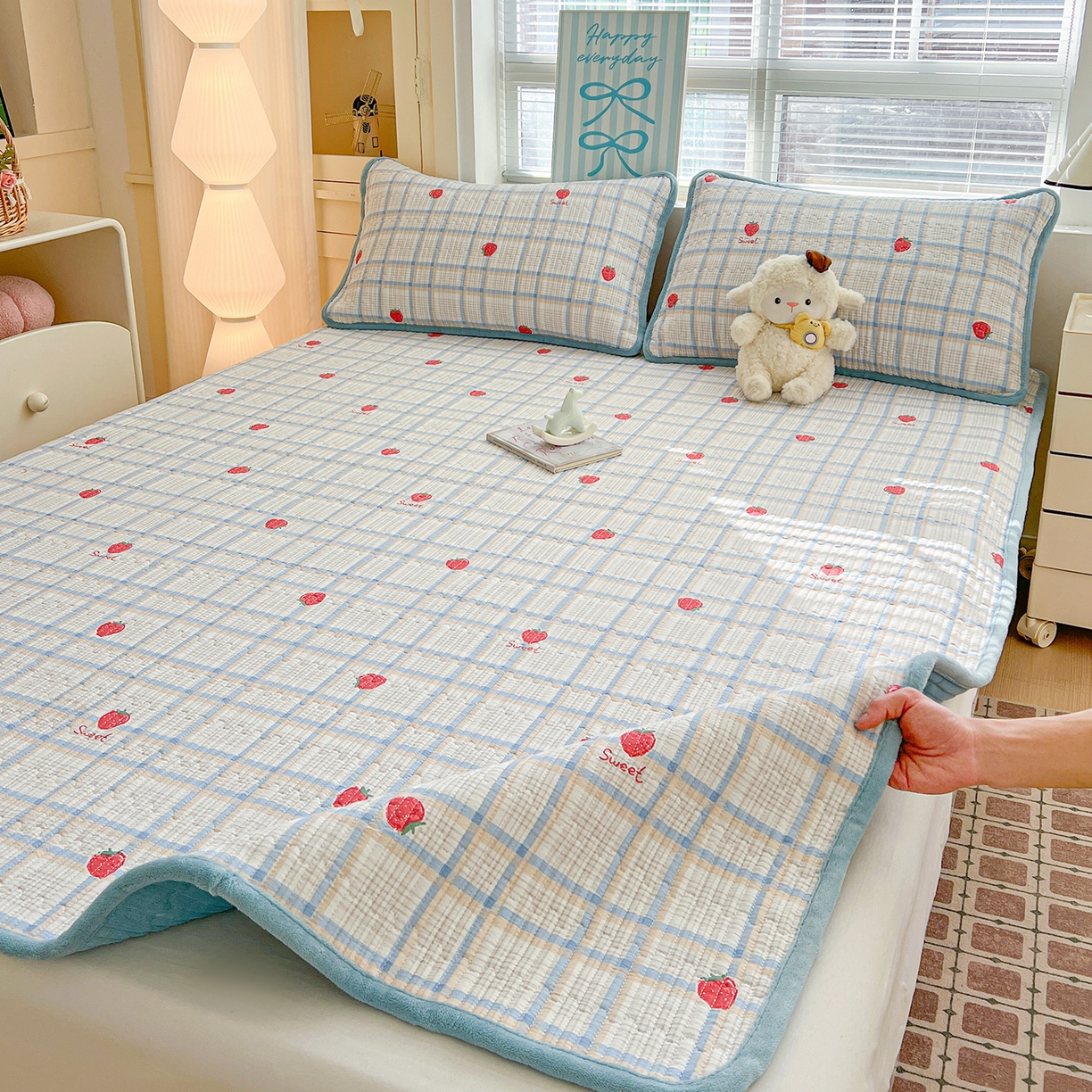 91家纺网 家纺一手货源 找家纺 恒尚居 2026新款双层纱牛奶绒床垫床褥子云感夹棉床单软床垫-秋冬款-链接二 草莓格