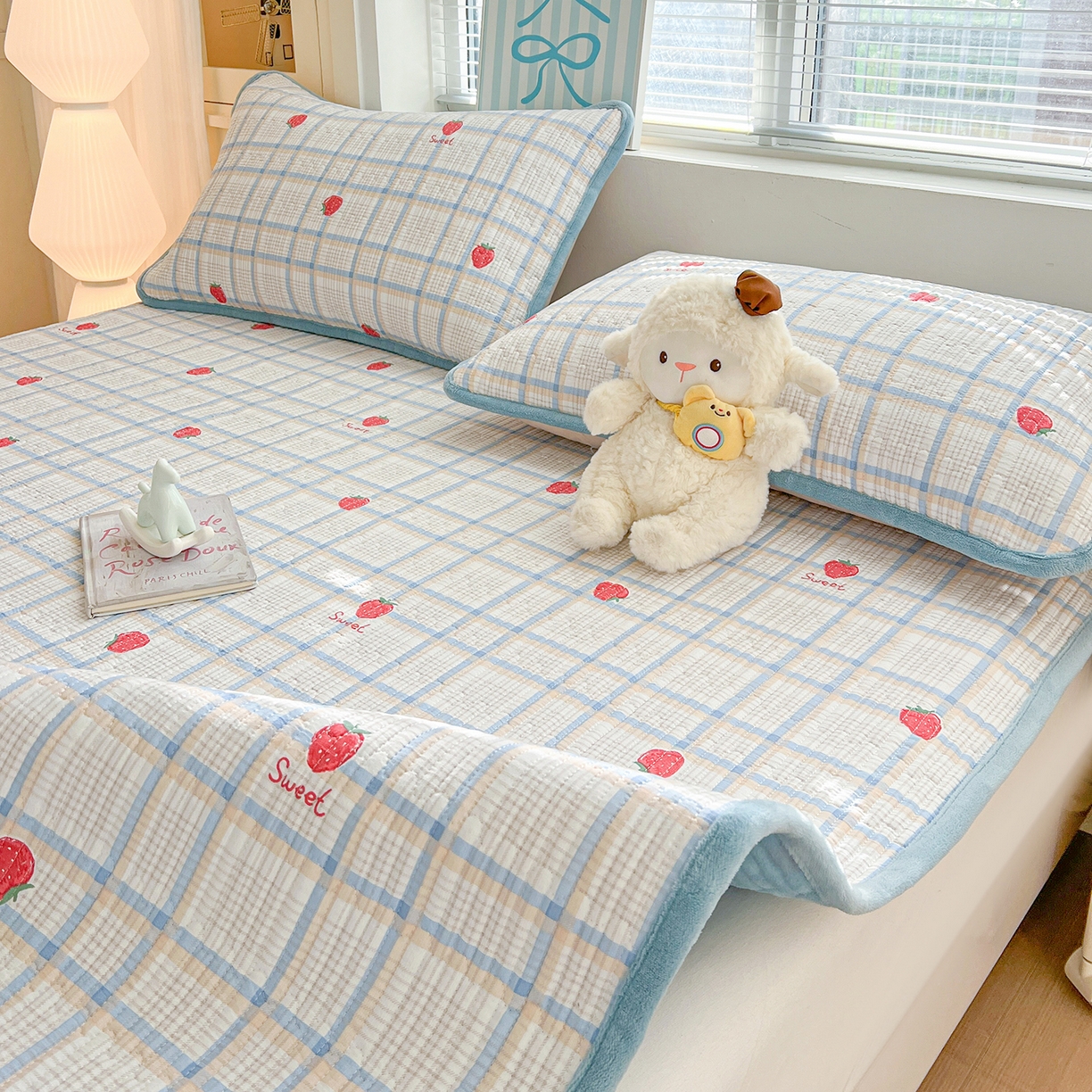 91家纺网 家纺一手货源 找家纺 恒尚居 2026新款双层纱牛奶绒床垫床褥子云感夹棉床单软床垫-秋冬款-链接二 草莓格