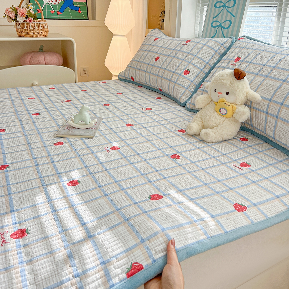 91家纺网 家纺一手货源 找家纺 恒尚居 2026新款双层纱牛奶绒床垫床褥子云感夹棉床单软床垫-秋冬款-链接二 草莓格