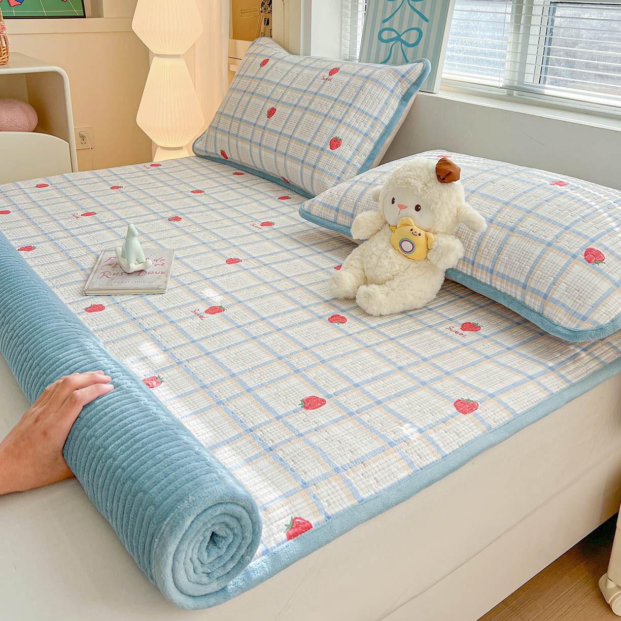 91家纺网 家纺一手货源 找家纺 恒尚居 2026新款双层纱牛奶绒床垫床褥子云感夹棉床单软床垫-秋冬款-链接二 草莓格