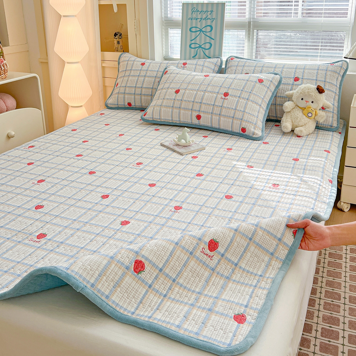 91家纺网 家纺一手货源 找家纺 恒尚居 2026新款双层纱牛奶绒床垫床褥子云感夹棉床单软床垫-秋冬款-链接二 草莓格