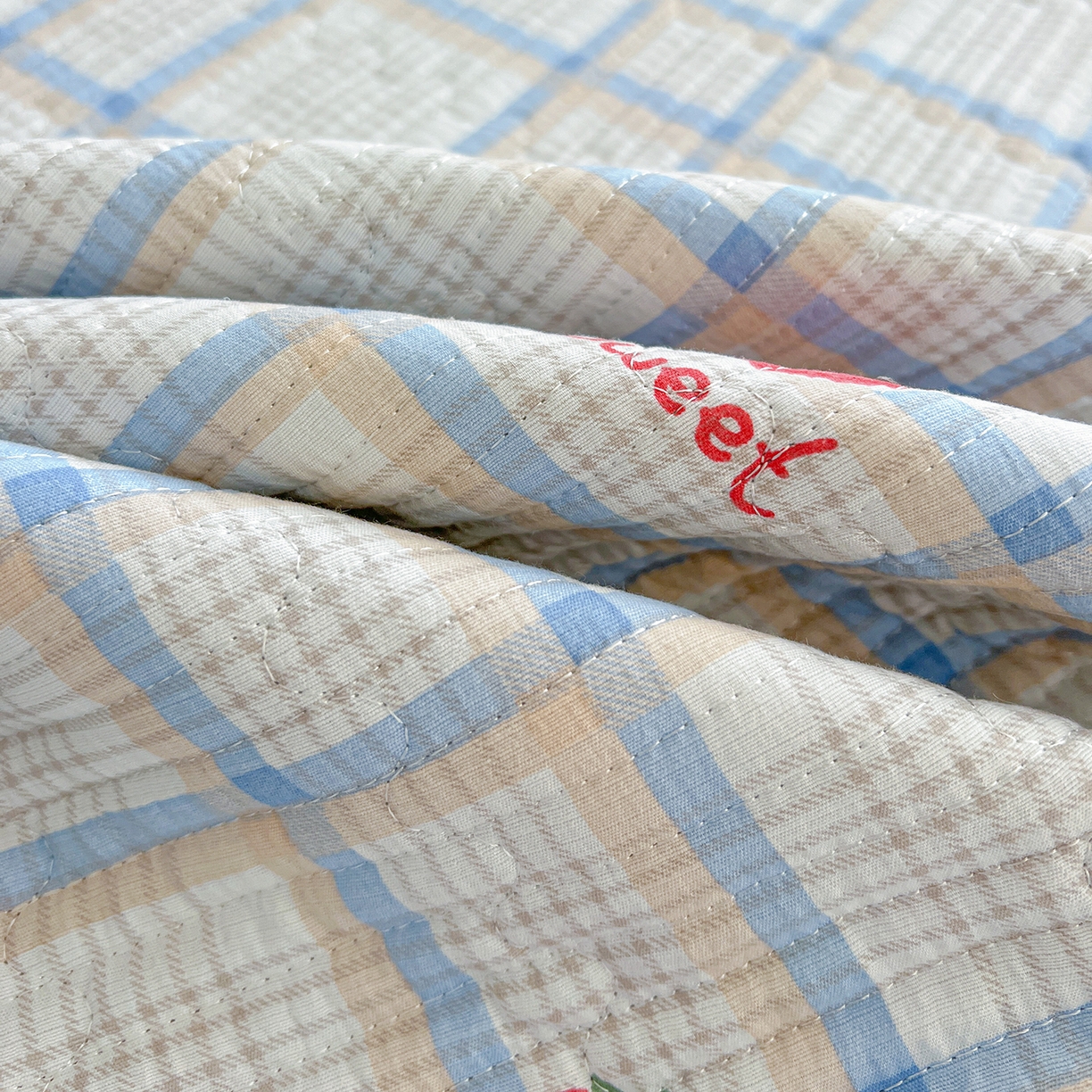 91家纺网 家纺一手货源 找家纺 恒尚居 2026新款双层纱牛奶绒床垫床褥子云感夹棉床单软床垫-秋冬款-链接二 草莓格