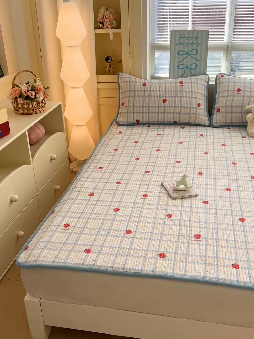 91家纺网 家纺一手货源 找家纺 恒尚居 2026新款双层纱牛奶绒床垫床褥子云感夹棉床单软床垫-秋冬款-链接二 草莓格