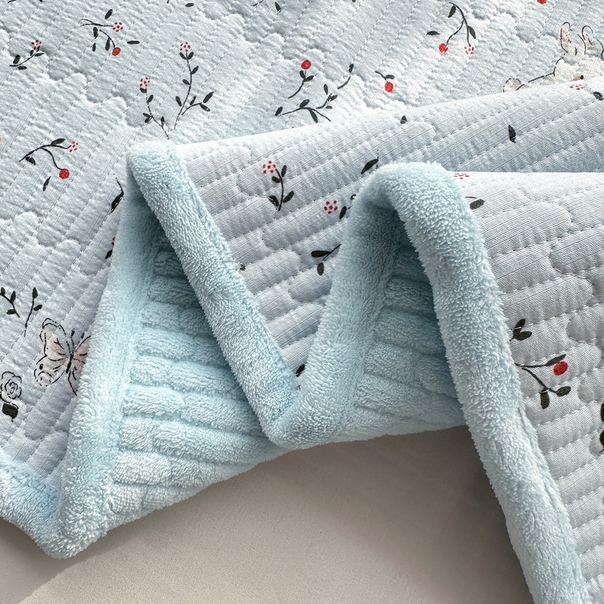 91家纺网 家纺一手货源 找家纺 恒尚居 2026新款双层纱牛奶绒床垫床褥子云感夹棉床单软床垫-秋冬款-链接二 刺猬与兔