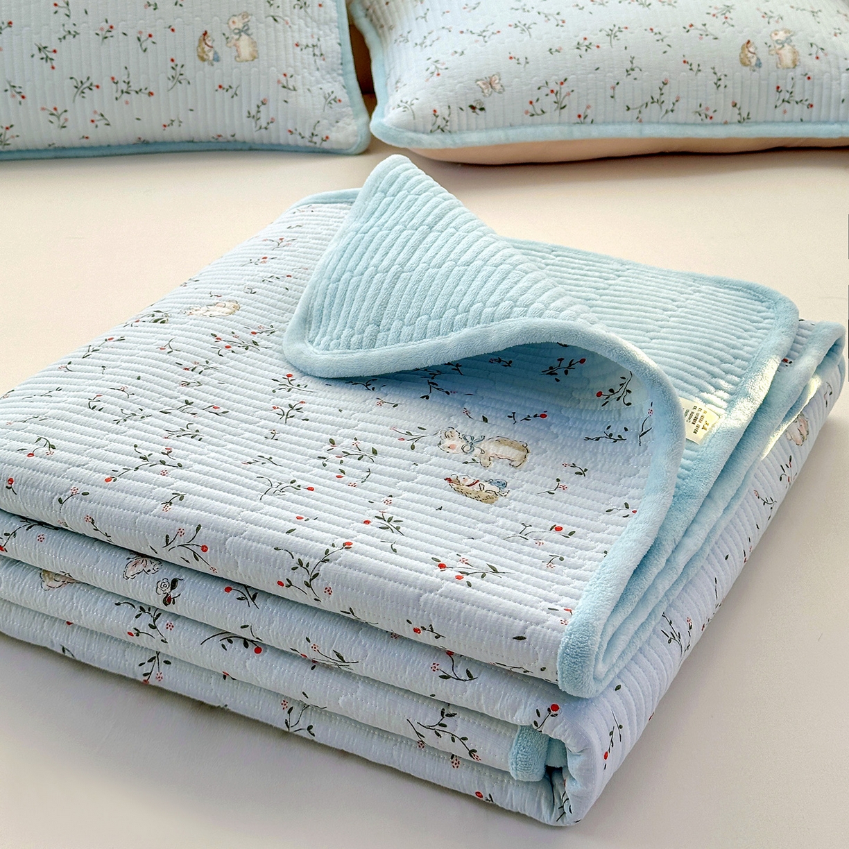 91家纺网 家纺一手货源 找家纺 恒尚居 2026新款双层纱牛奶绒床垫床褥子云感夹棉床单软床垫-秋冬款-链接二 刺猬与兔