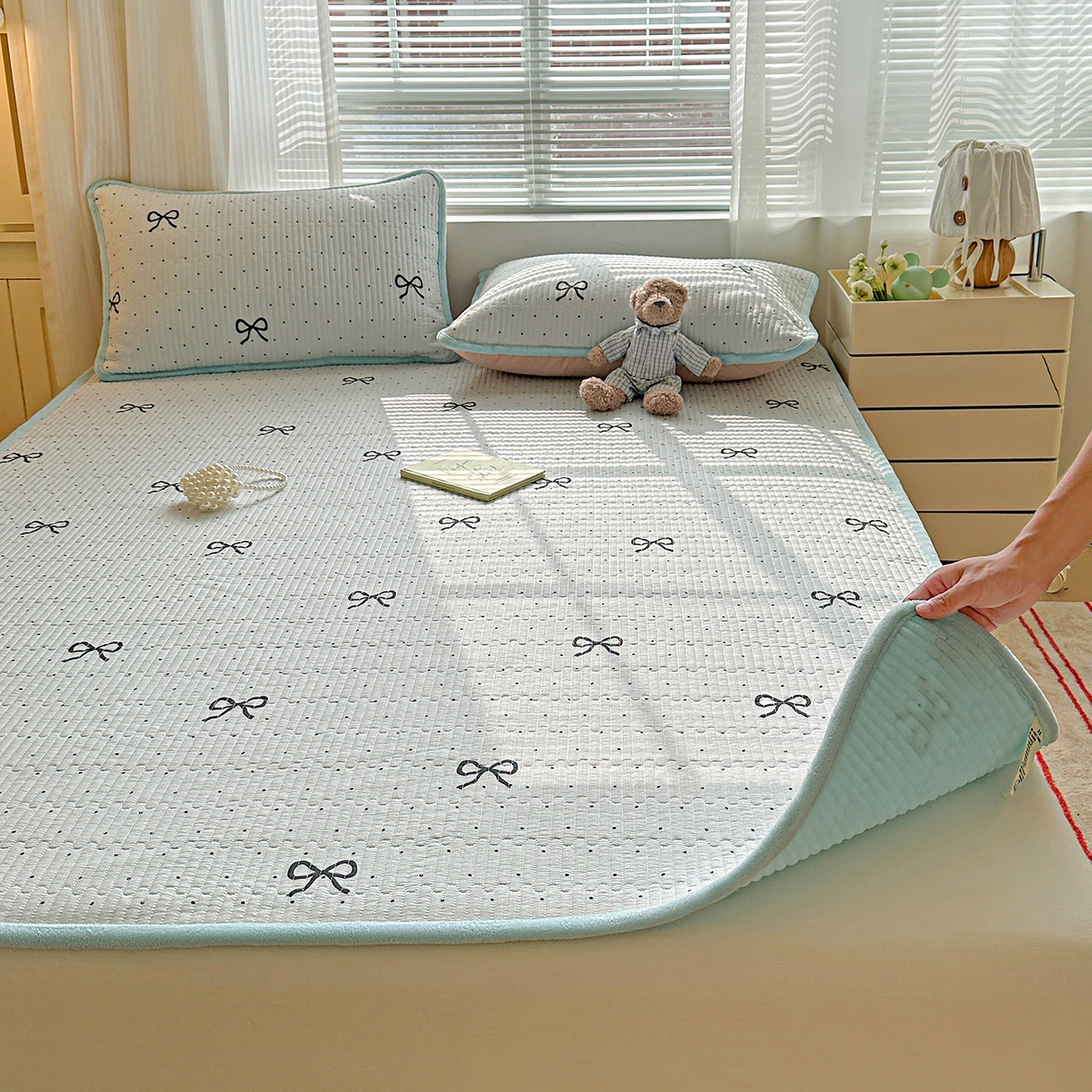 91家纺网 家纺一手货源 找家纺 恒尚居 2026新款双层纱牛奶绒床垫床褥子云感夹棉床单软床垫-秋冬款-链接二 海盐蝴蝶结