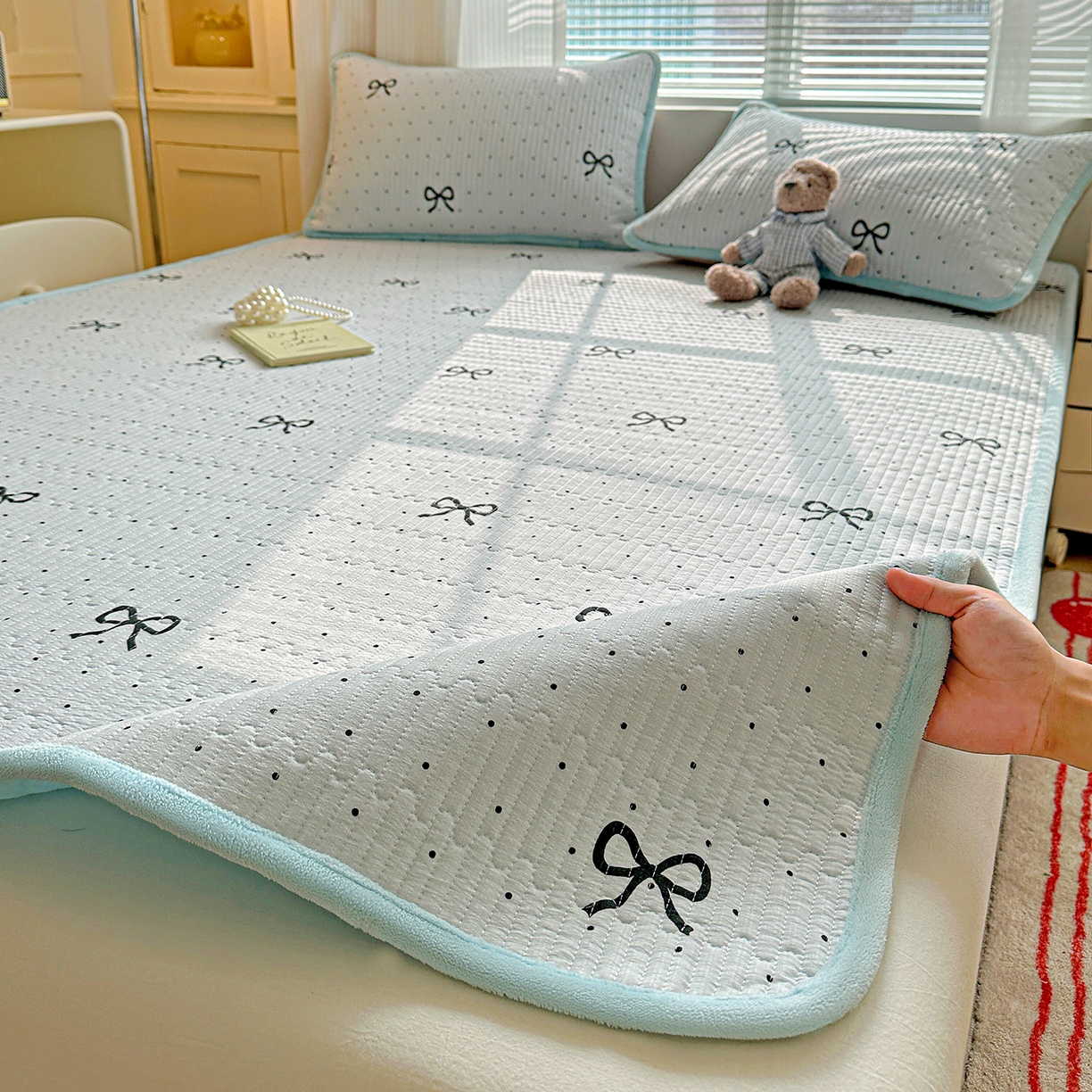 91家纺网 家纺一手货源 找家纺 恒尚居 2026新款双层纱牛奶绒床垫床褥子云感夹棉床单软床垫-秋冬款-链接二 海盐蝴蝶结