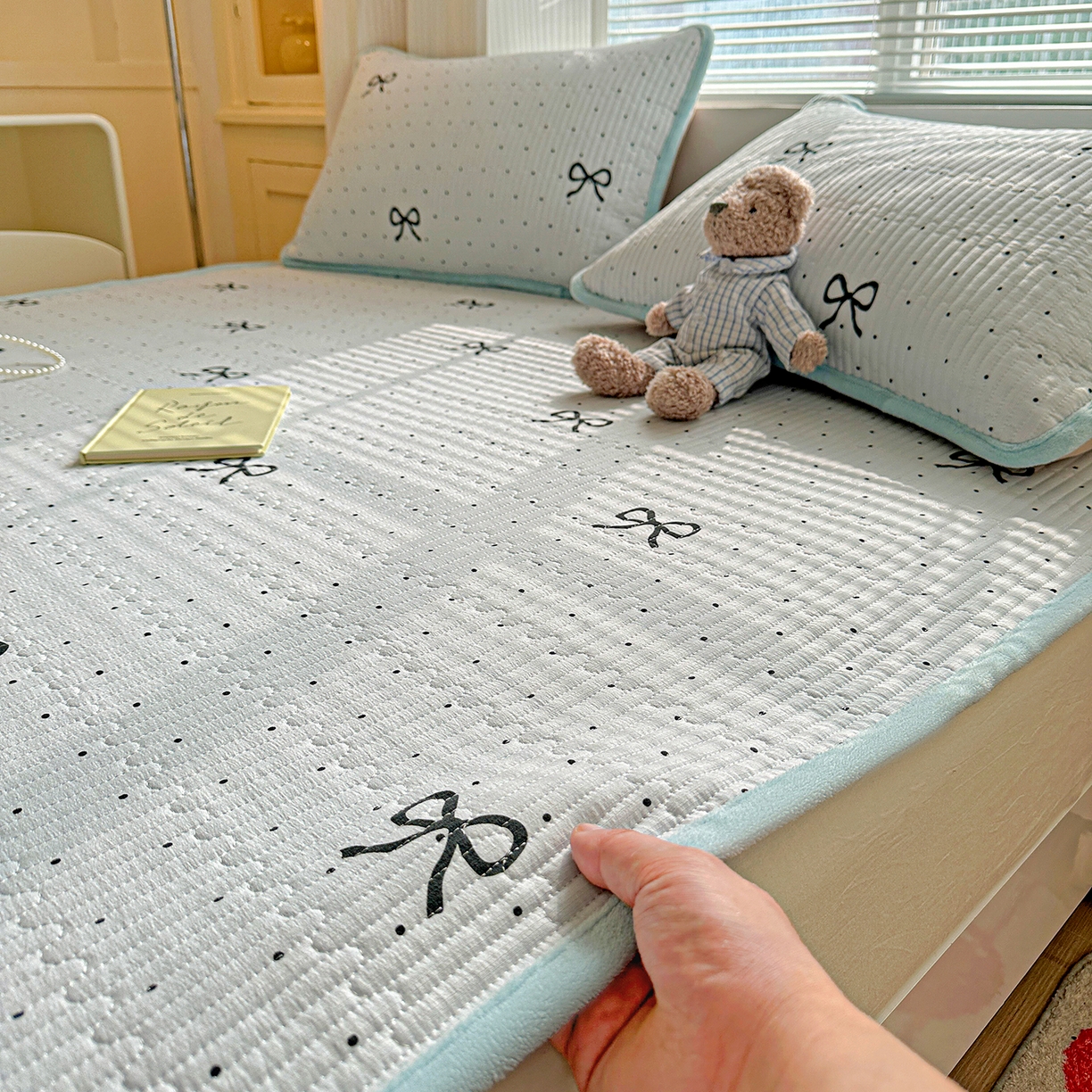 91家纺网 家纺一手货源 找家纺 恒尚居 2026新款双层纱牛奶绒床垫床褥子云感夹棉床单软床垫-秋冬款-链接二 海盐蝴蝶结