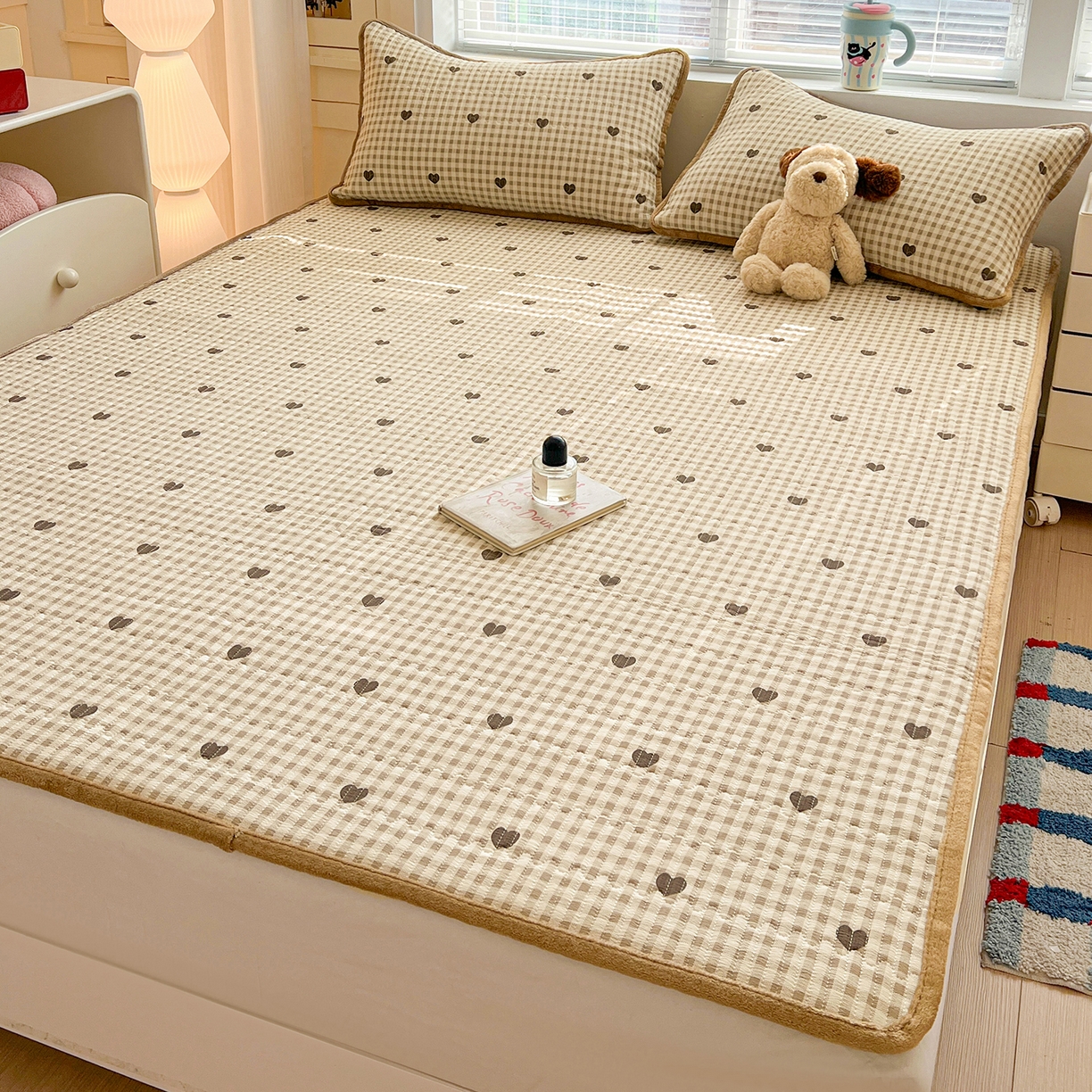 91家纺网 家纺一手货源 找家纺 恒尚居 2026新款双层纱牛奶绒床垫床褥子云感夹棉床单软床垫-秋冬款-链接二 焦糖爱心