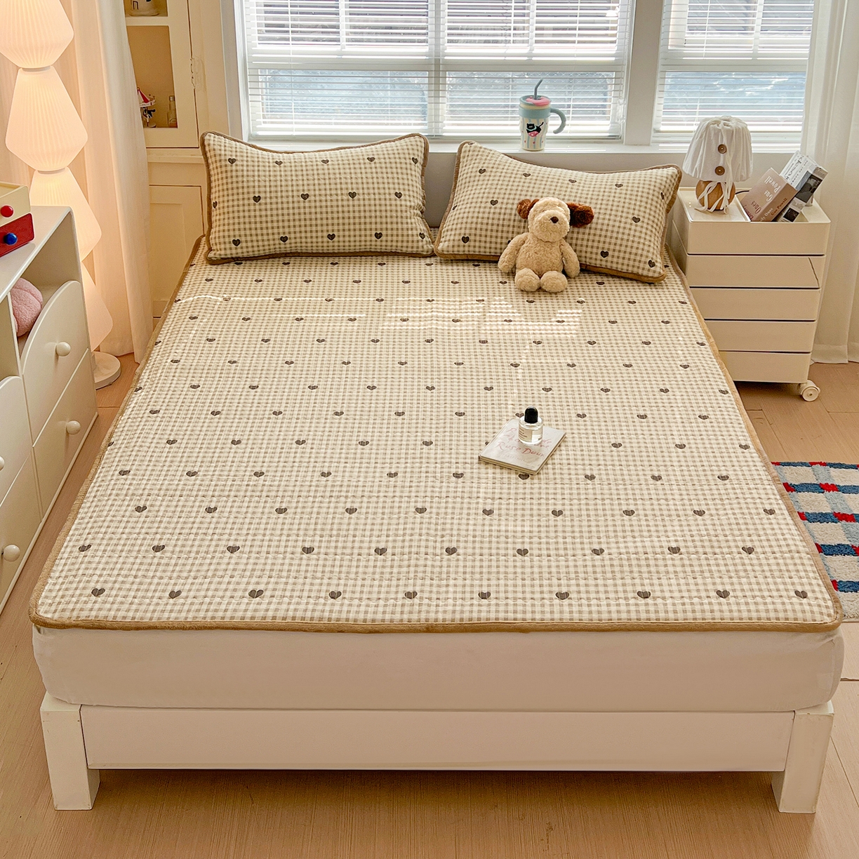 91家纺网 家纺一手货源 找家纺 恒尚居 2026新款双层纱牛奶绒床垫床褥子云感夹棉床单软床垫-秋冬款-链接二 焦糖爱心