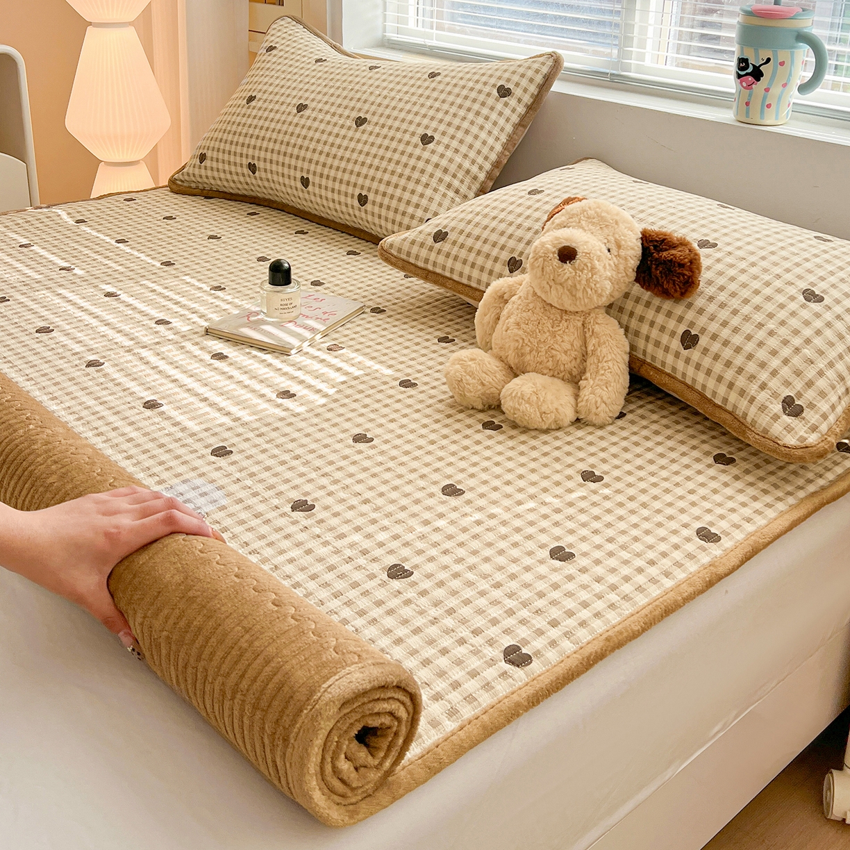 91家纺网 家纺一手货源 找家纺 恒尚居 2026新款双层纱牛奶绒床垫床褥子云感夹棉床单软床垫-秋冬款-链接二 焦糖爱心