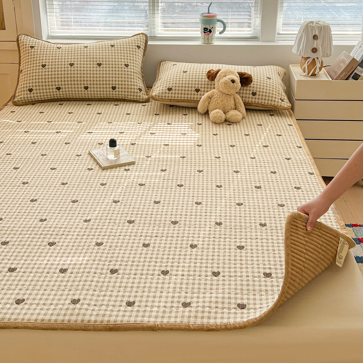 91家纺网 家纺一手货源 找家纺 恒尚居 2026新款双层纱牛奶绒床垫床褥子云感夹棉床单软床垫-秋冬款-链接二 焦糖爱心