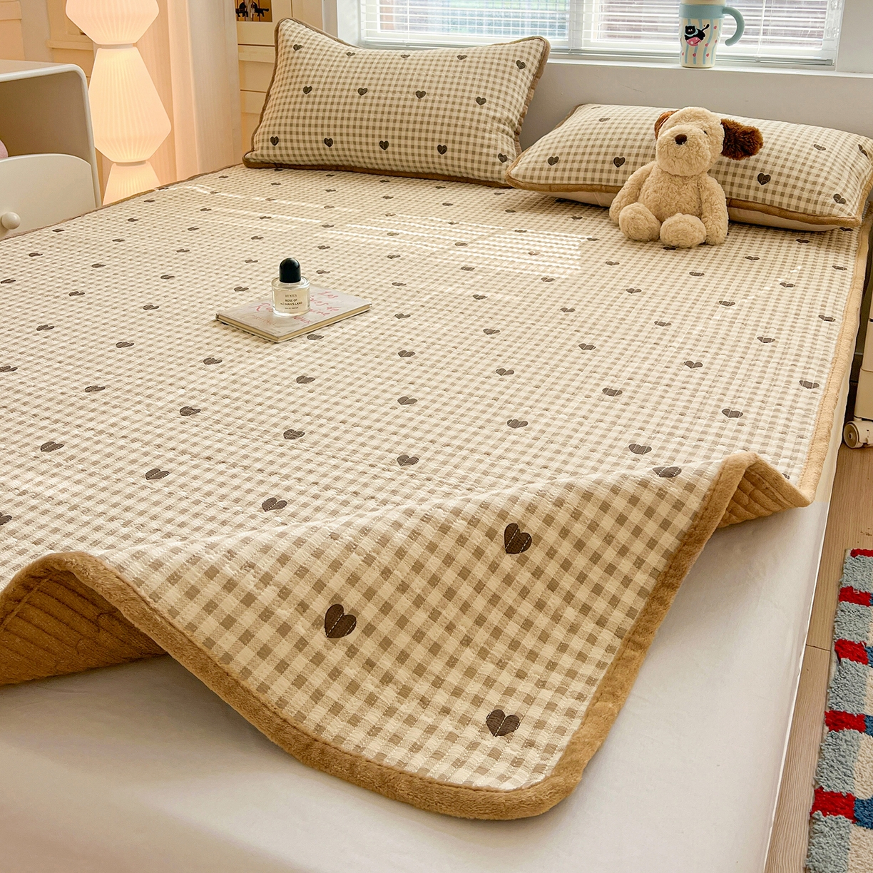 91家纺网 家纺一手货源 找家纺 恒尚居 2026新款双层纱牛奶绒床垫床褥子云感夹棉床单软床垫-秋冬款-链接二 焦糖爱心