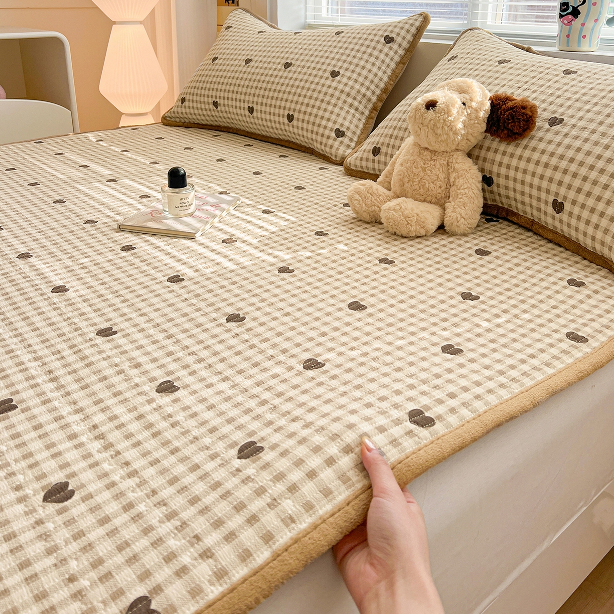 91家纺网 家纺一手货源 找家纺 恒尚居 2026新款双层纱牛奶绒床垫床褥子云感夹棉床单软床垫-秋冬款-链接二 焦糖爱心