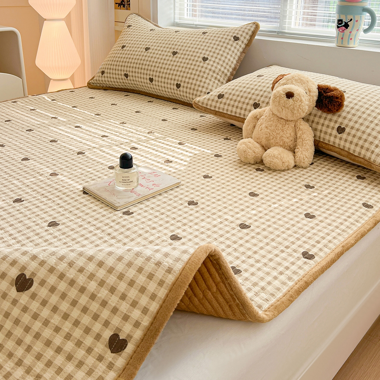 91家纺网 家纺一手货源 找家纺 恒尚居 2026新款双层纱牛奶绒床垫床褥子云感夹棉床单软床垫-秋冬款-链接二 焦糖爱心