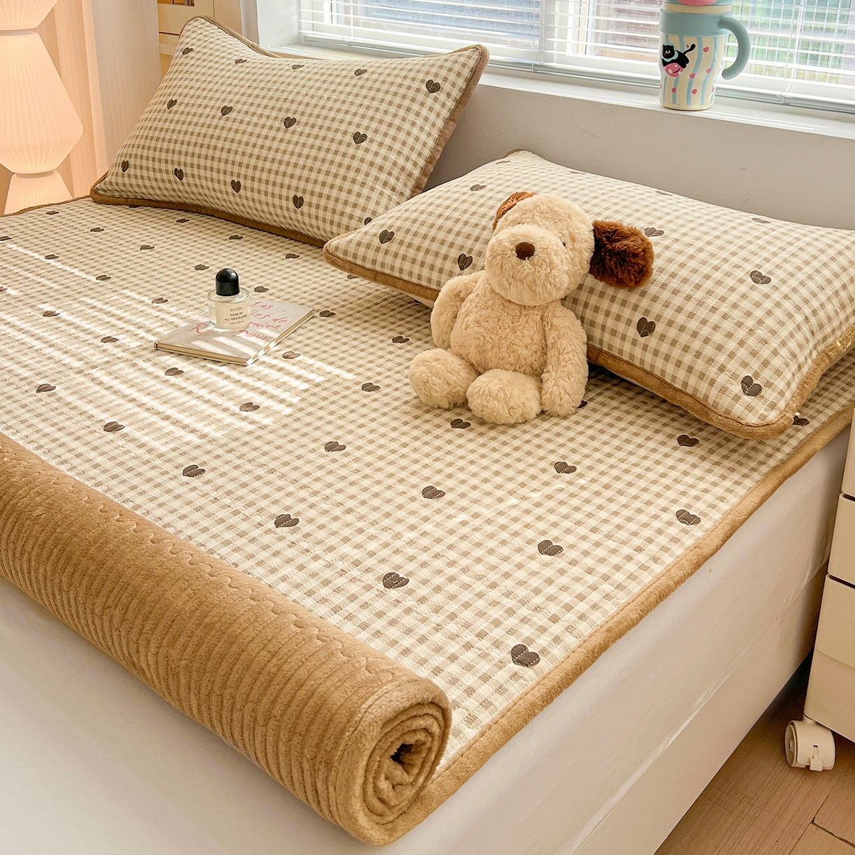 91家纺网 家纺一手货源 找家纺 恒尚居 2026新款双层纱牛奶绒床垫床褥子云感夹棉床单软床垫-秋冬款-链接二 焦糖爱心