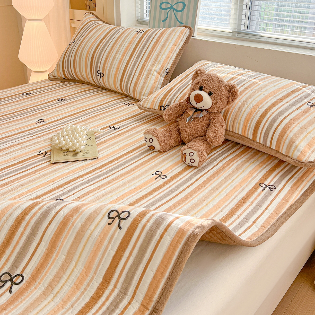 91家纺网 家纺一手货源 找家纺 恒尚居 2026新款双层纱牛奶绒床垫床褥子云感夹棉床单软床垫-秋冬款-链接二 卡其蝴蝶结