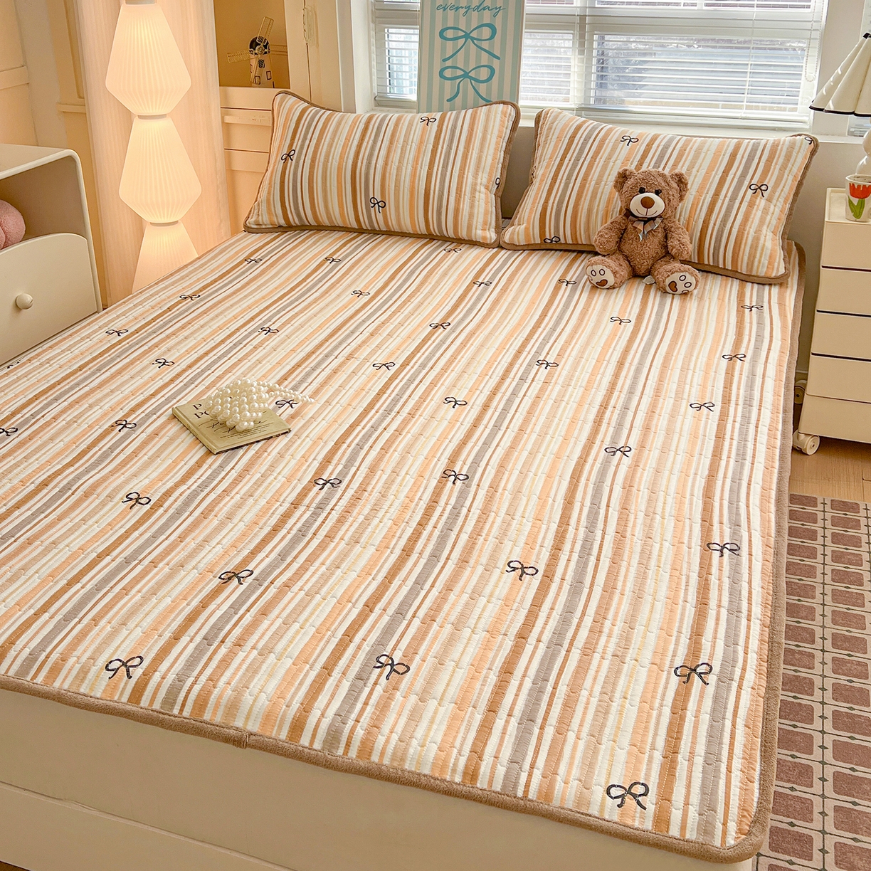 91家纺网 家纺一手货源 找家纺 恒尚居 2026新款双层纱牛奶绒床垫床褥子云感夹棉床单软床垫-秋冬款-链接二 卡其蝴蝶结